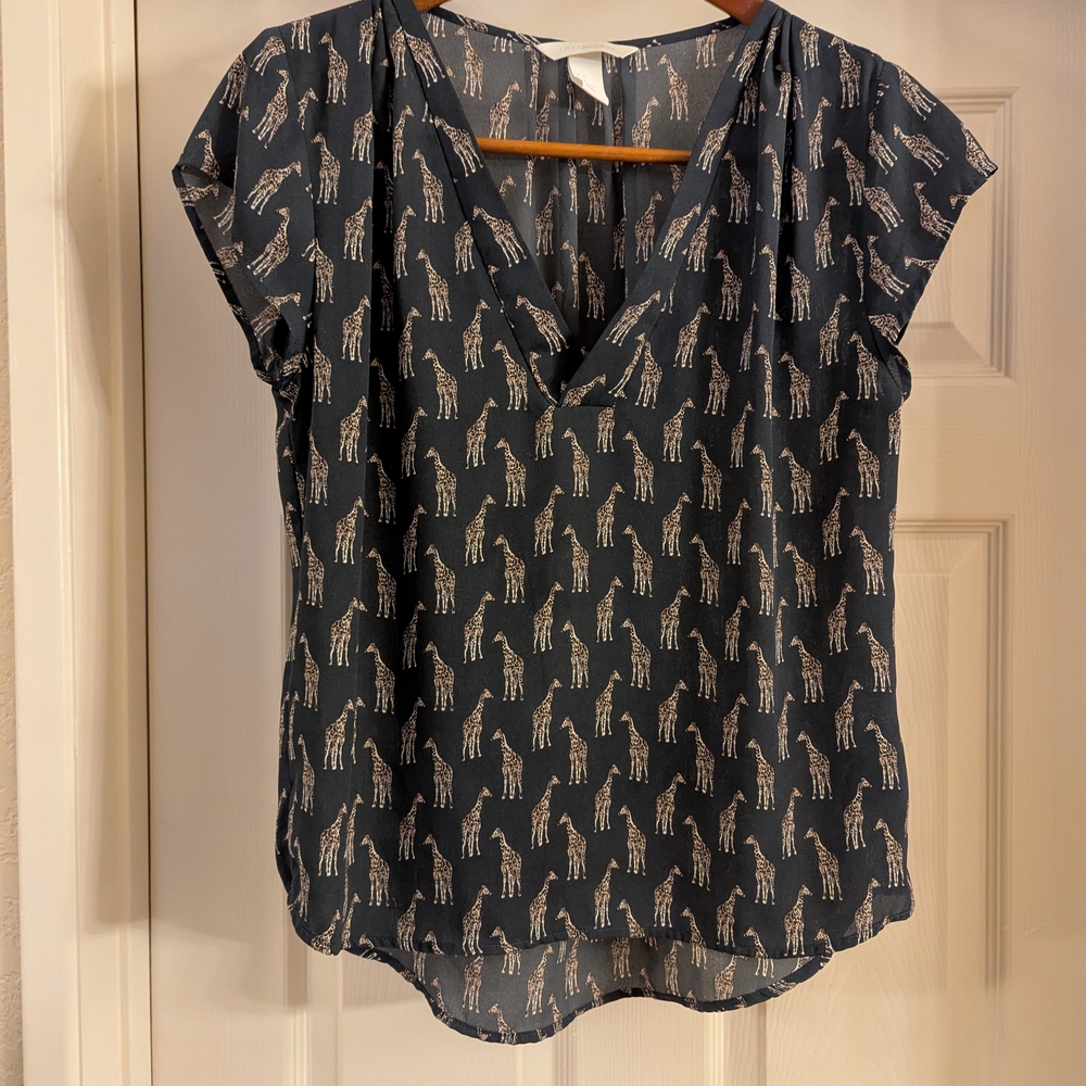 Lightweight Gray Giraffe Print Top With Cap Sleeves Size 8